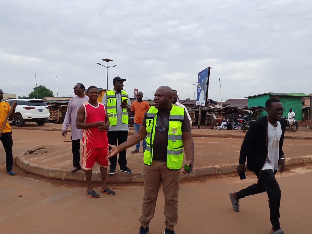 Commune de Klouékanmè : Journée Mensuelle pour un Environnement sain , Couplée avec l'initiative Couffo clean up, le Maire DAYALOR Lonlonto Gilchrist fait de cette journée une préoccupation particulière.