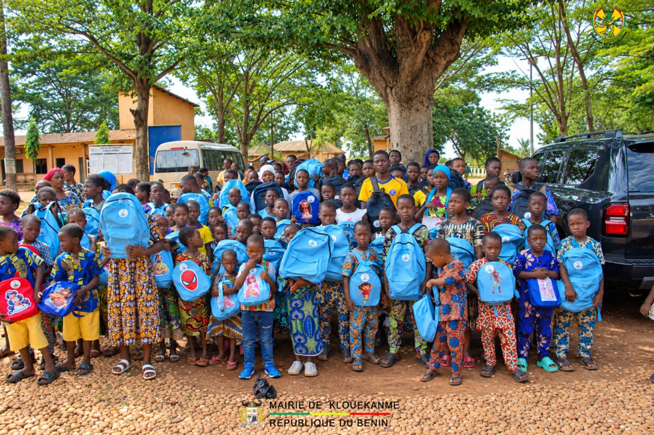 🛑 COMMUNE DE KLOUÉKANMÈ : DES KITS SCOLAIRES POUR REDONNER LE SOURIRE AUX ENFANTS VULNÉRABLES